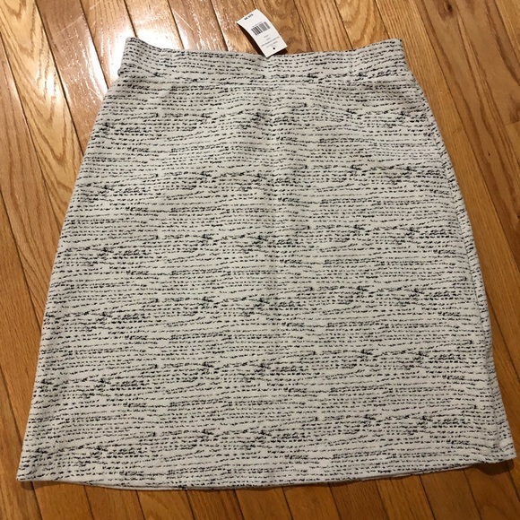 NWT Comfy knit skirt. Off white/ black large - Picture 2 of 4